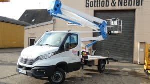 Mobile Arbeitsbühne auf LKW für Höhenarbeiten, bei Gottlob & Neßler.